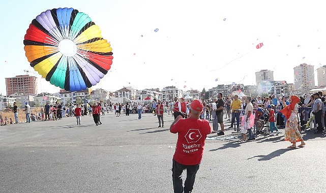 Küçükçekmece Belediyesi’nin her yıl düzenlediği Uçurtma Şenliği, binlerce kişinin katılımıyla