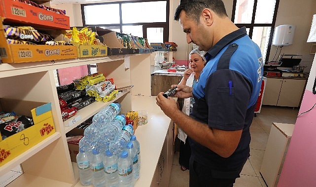 Okulların açılmasıyla birlikte Menderes Belediyesi tarafından kantinlerde denetimler gerçekleştiriliyor