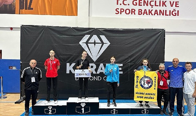 Nilüfer Belediyesporlu karateciler, 84 kulüpten 700 elit sporcunun katılımıyla Kütahya’nın