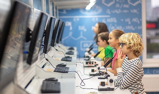 Eğitim sektöründe sürekli gelişen teknoloji kullanımı, okullara ve idarecilere çeşitli