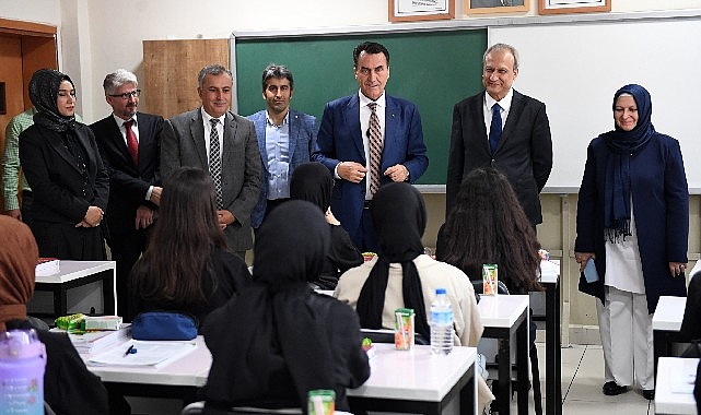 Osmangazi Belediye Başkanı Mustafa Dündar, ilçedeki 254 okula verdikleri destekle
