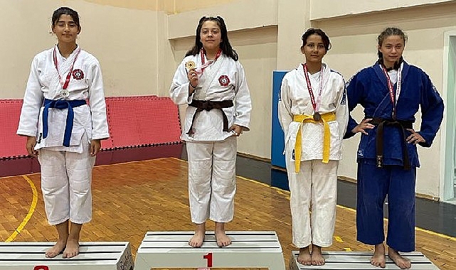 Osmangazi Belediyespor Judo Takımı sporcuları katıldıkları turnuvada 12 adet madalya