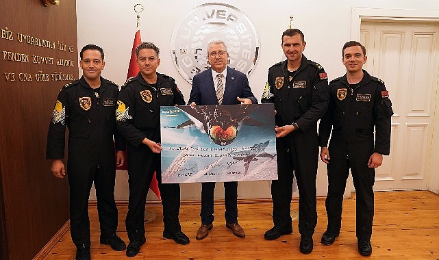 Türk Hava Kuvvetleri akrobasi timi SOLOTÜRK, Ege Üniversitesine konuk oldu.