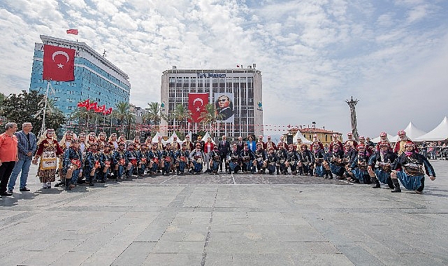İzmir'in kurtuluşunun 101. yıldönümü kutlamaları Cumhuriyet Meydanı’ndaki törenle devam ediyor.