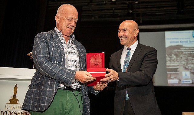İzmir Büyükşehir Belediyesi ve İzmir Levantenler Derneği’nin düzenlediği söyleşide konuşan
