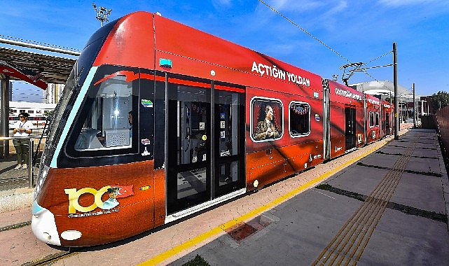 Cumhuriyet’in 100’üncü yıl kutlamaları öncesinde kenti binlerce bayrakla kırmızı beyaz