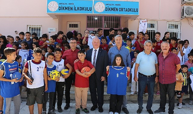 Antalya’da Büyükşehir Belediyesi, merkeze uzak okulların spor alt yapısını güçlendirmek