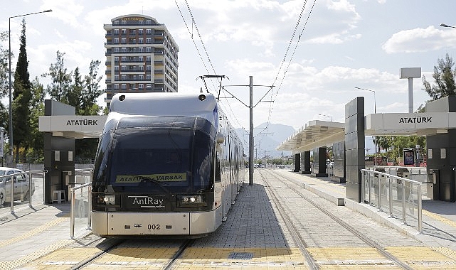 Antalya Büyükşehir Belediyesi’ne ait resmi plakalı otobüsler ve raylı sistem