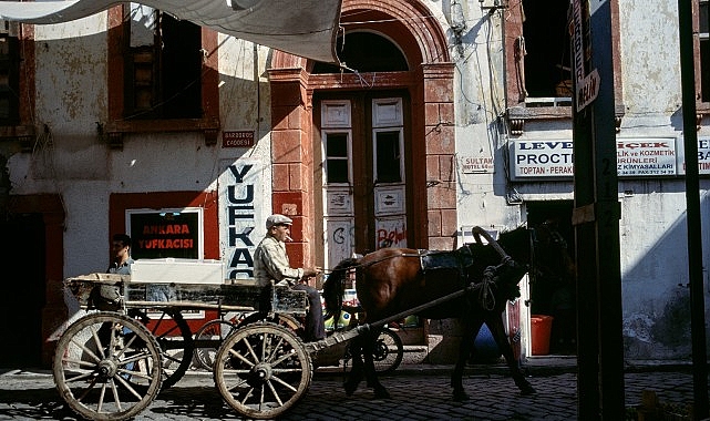 Ara Güler Müzesi ve Ayvalık Belediyesi iş birliği ile hazırlanan ‘’Ayvalık-İstanbul’’ sergisi, Ayvalık Kırlangıç Yaşam Merkezi’nde kapılarını