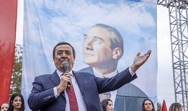 Konak Belediye Başkanı Abdül Batur, Güzelyalı’da düzenlenen Cumhuriyet Bayramı kutlamalarında
