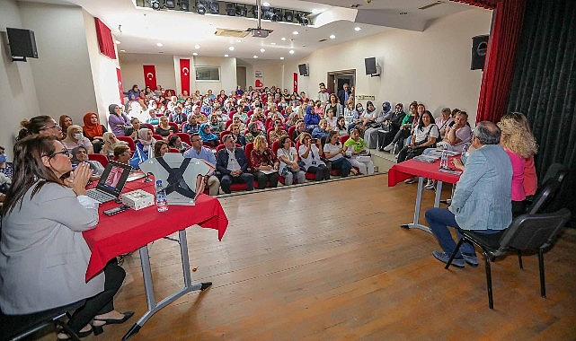 Vatandaşlara yönelik bilgilendirme seminerlerini aralıksız sürdüren Bayraklı Belediyesi, meme kanserine