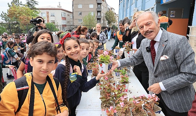 Bayrampaşa Belediyesi’nin çocuk etkinlikleri düzenlediği okullarda Belediye Başkanı Atila Aydıner,