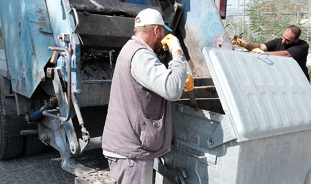 Bergama Belediyesi, çevre temizliği kapsamında çöp konteyneri yıkama aracını kullanarak