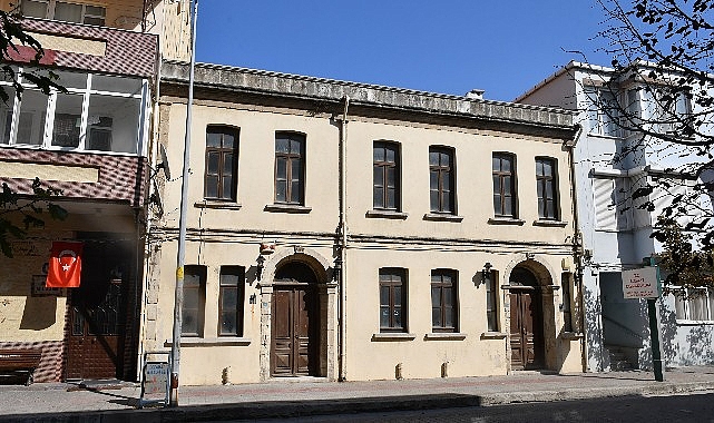 Cumhuriyet’in 100. yılı nedeniyle tüm istasyonlarını ‘İlelebet’ mesajı içeren poster
