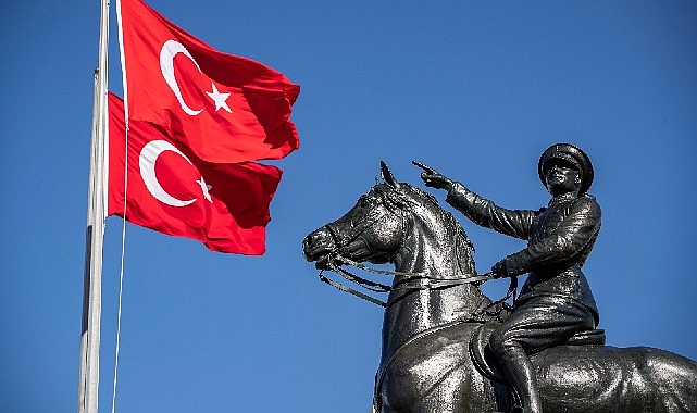 İzmir, Türkiye Cumhuriyeti’nin 100’üncü yıldönümünü adına yakışır etkinliklerle kutlamaya hazırlanıyor.