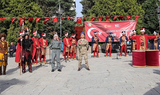 İzmir İl Milli Eğitim Müdürlüğü, İzmir Valiliği himayelerinde düzenlenen “Cumhuriyetin