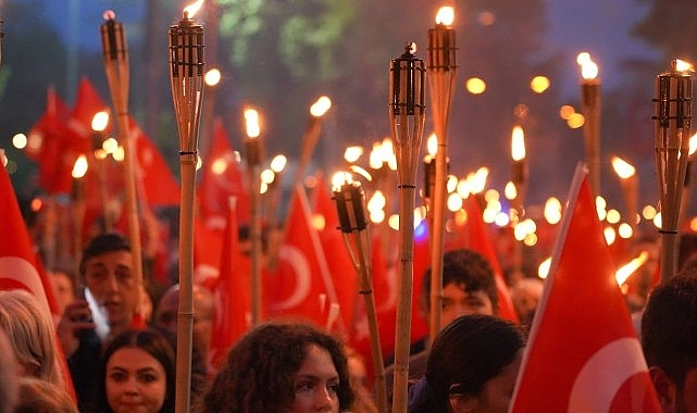 Ayvalık Belediyesi, Cumhuriyet’in 100. kuruluş yıldönümünü Atatürk Türkiye’sine yakışır törenlerle