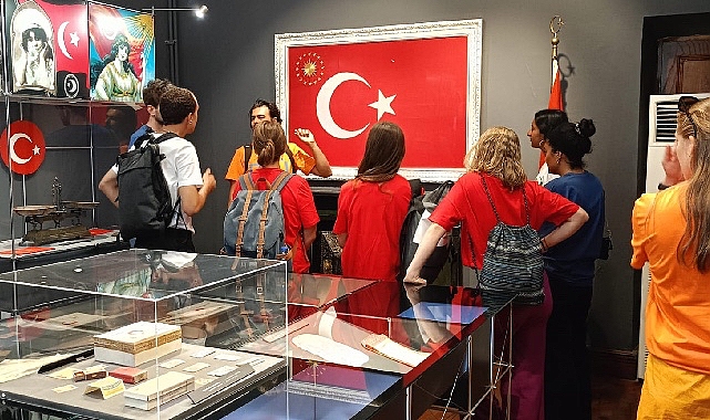 Dokuz Eylül Üniversitesi (DEÜ), “Bayrağın Dilinden Türkçe” adlı projesi ile