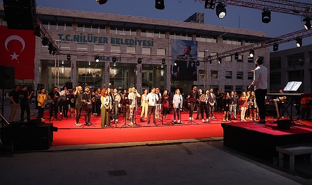 Nilüfer Belediyesi’nin, Bursalı müzisyenlerin katılımıyla oluşturduğu dev orkestra, Cumhuriyet’in 100