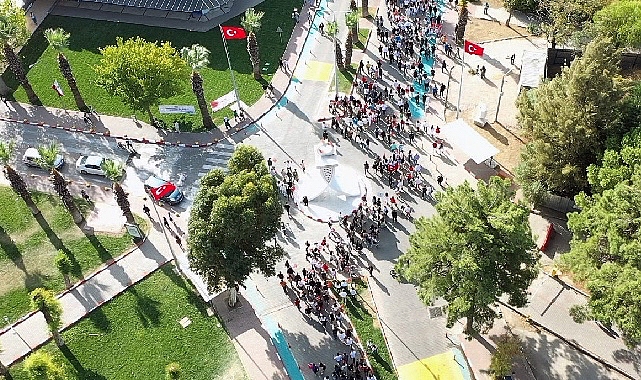 Yeni eğitim öğretim yılının başlamasıyla birlikte Ege Üniversitesi öğrencileri, geleneksel