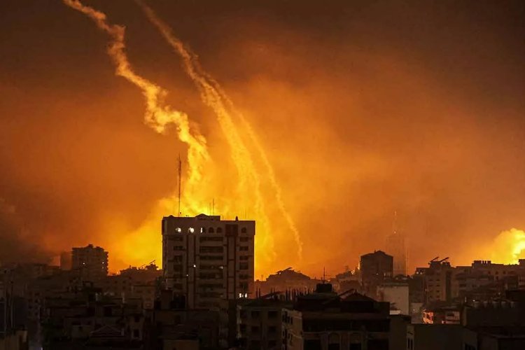 İsrail, Gazze'ye 22 gündür bomba yağdırırken saldırılar dün gece bölgenin