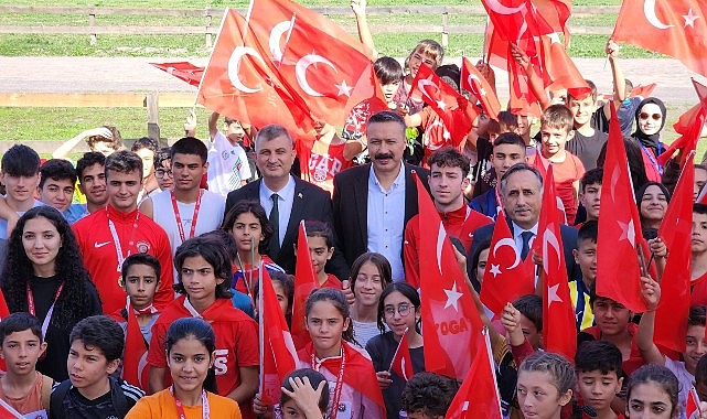 Gölcük’te 29 Ekim Cumhuriyet Bayramı kapsamında düzenlenen Ortaokul ve Liseler