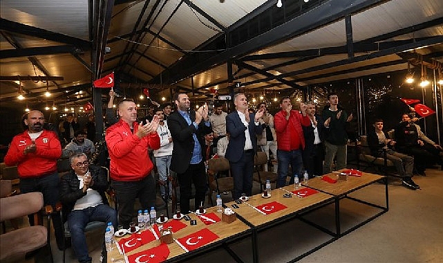 İnegöl Belediye Başkanı Alper Taban, Hırvatistan-Türkiye karşılaşmasını gençler ve vatandaşlarla
