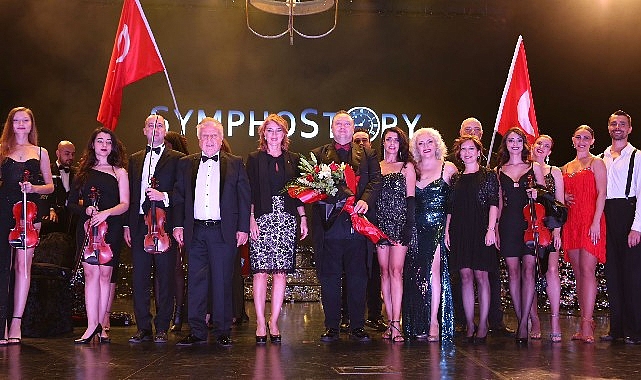 35 kişiden oluşan Symphstory müzikal performansı ile, 100. Yıl coşkusunu