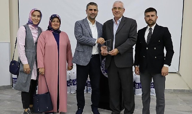 Kandıra Belediye Başkanı Adnan Turan belediyede uzun yıllar hizmet vermelerinin