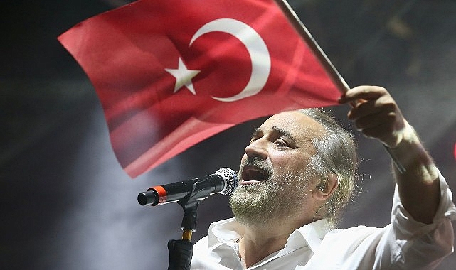 Karşıyaka Belediyesi tarafından Cumhuriyet’in 100 yılı onuruna düzenlenen konserde Türkiye’nin