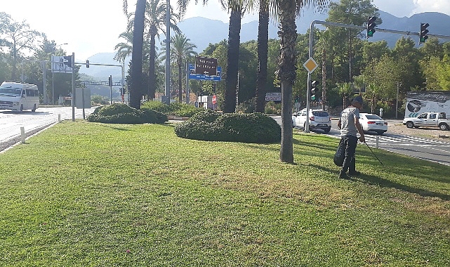 Kemer Belediyesi Temizlik İşleri Müdürlüğü ekipleri, ilçe genelindeki anayol kenarları