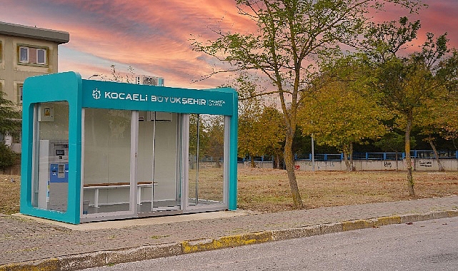 Kocaeli’de insan odaklı çalışmalar yürüten Büyükşehir Belediyesi, otobüs duraklarını “Mutlu