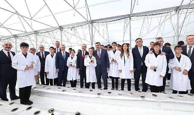 Milli Eğitim Bakanı Tekin ve Başkan Büyükakın, Derince ilçesinde yürütülen proje