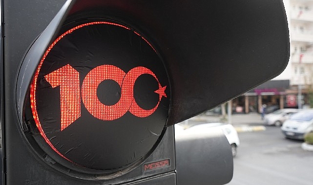 Lüleburgaz Belediyesi, kentteki trafik ışıklarını cumhuriyetin 100’üncü yılı görselleriyle donattı.