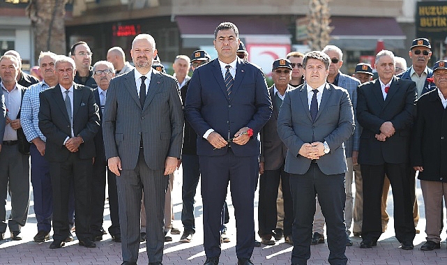 Cumhuriyet Meydanı’nda 19 Ekim Muhtarlar Günü için düzenlenen tören Menemen Muhtarlar