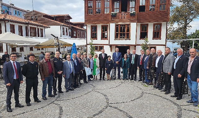 Gölcük’te 19 Ekim Muhtarlar Günü kapsamında tören düzenlendi. Muhtarlar günlerine,