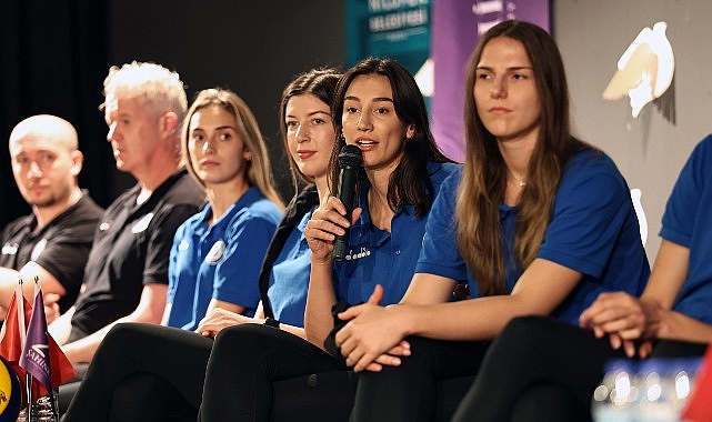 Nilüfer Belediyespor Kadın Voleybol Takımı’nın teknik heyeti ve sporcuları, öğrencilerle