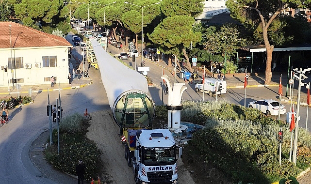 Ödemiş’te dev rüzgâr kanatları şehir merkezinden geçti; Başkan Eriş “çevre