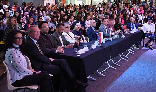 Osmangazi Belediyesi’nin katkılarıyla düzenlenen Bursa moda günlerinde tasarımcıların Bursa’da üretilen kumaşlardan