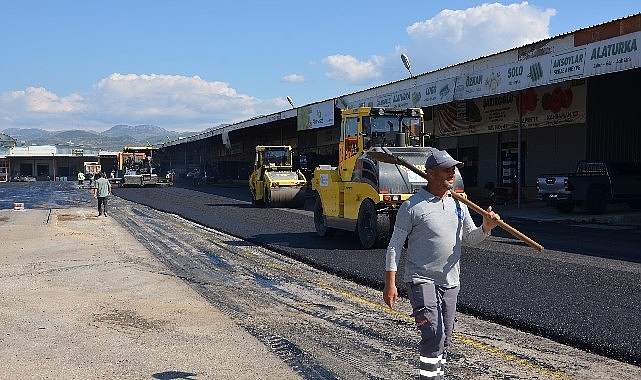 Antalya Büyükşehir Belediyesi, Alanya ilçesi Payallar Toptancı Hali’nin zeminini sıcak