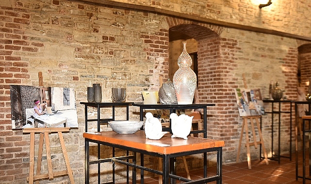 Göçtur Turizm kurucusunun ismini taşıyan ve ağırlıklı olarak sanat, kültür