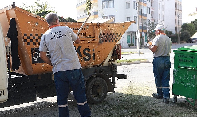 Burhaniye Belediyesi temizlik ekipleri; sabahın erken saatlerinde başlayıp mahallelerde, cadde- sokak
