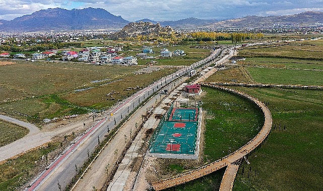 Van Büyükşehir Belediyesi’nin, prestij projelerinden olan sahil yolunda peyzaj ve