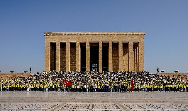Cumhuriyetin 100. kuruluş yılında Anıtkabir’i ziyaret eden 1907 Fenerbahçe Derneği
