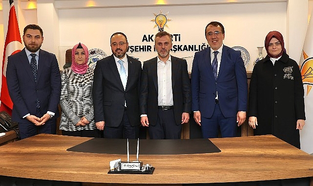 Nevşehir Ticaret Borsası Konferans Salonu'ndaki programda konuşan Kandemir, millete hizmet