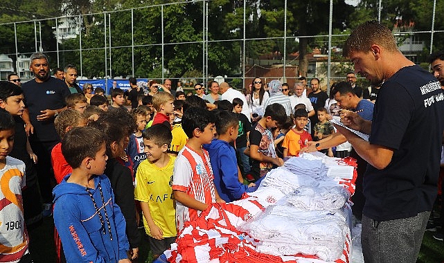 Antalya Büyükşehir Belediyesi, genç yetenekleri keşfetmek ve onları geleceğin futbolcuları
