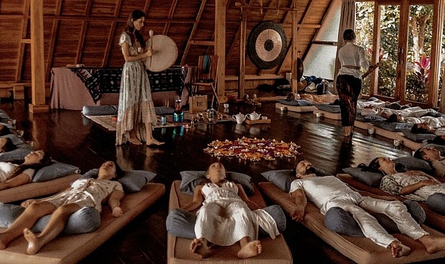 Eğitimini Hollywood yıldızlarının ünlü hocalarından alan ve  Kundalini Yoga akımının