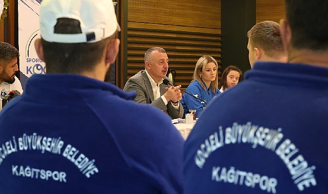 Kağıtsporlu şampiyonlarla buluşan Başkan Büyükakın, Kocaeli’ye büyük bir gurur yaşattıklarını
