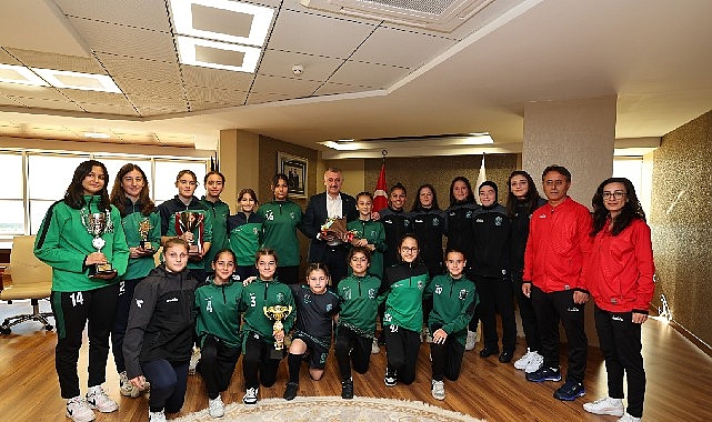 Kocaeli Bayan Futbol takımını konuk eden Başkan Büyükakın, “Görevimiz gençlerimize