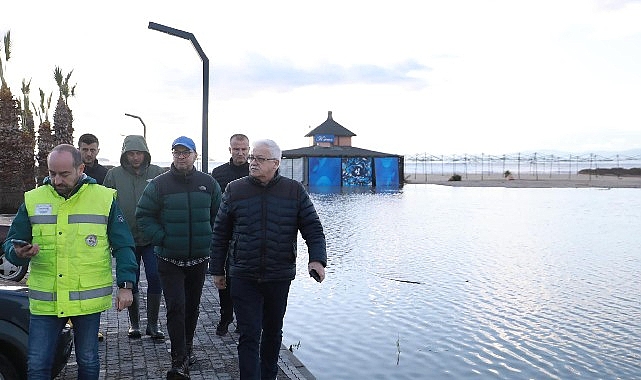 Burhaniye Belediyesi ekipleri, dün gece saatlerinde başlayıp ilçe genelinde etkili